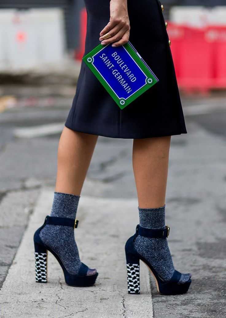 Как носить цветные носки осенью: стильные сочетания с ботинками и туфлями - dolio.ru