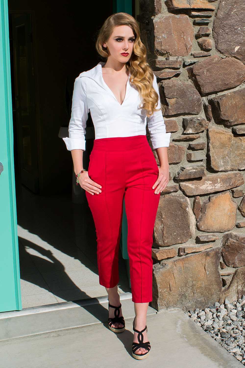 С чем лучше всего носить женские красные штаны (45 фото)