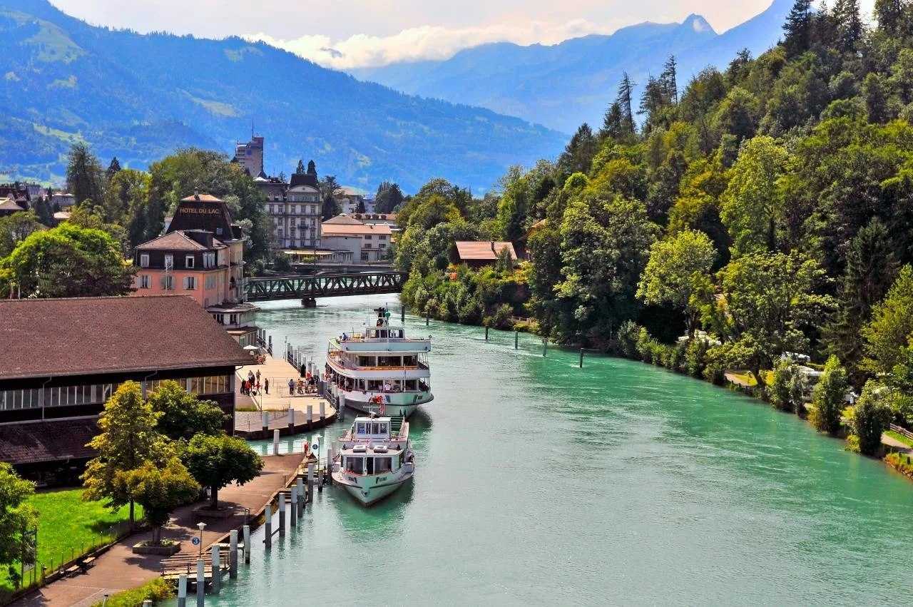 Шаффхаузен, расположенный на севере прекрасной Швейцарии, пользуется огромной популярностью у всех гостей страны Большинство зданий в городе выполнены в средневековом стиле, что придает Шаффхаузену еще большей красоты и шарма
