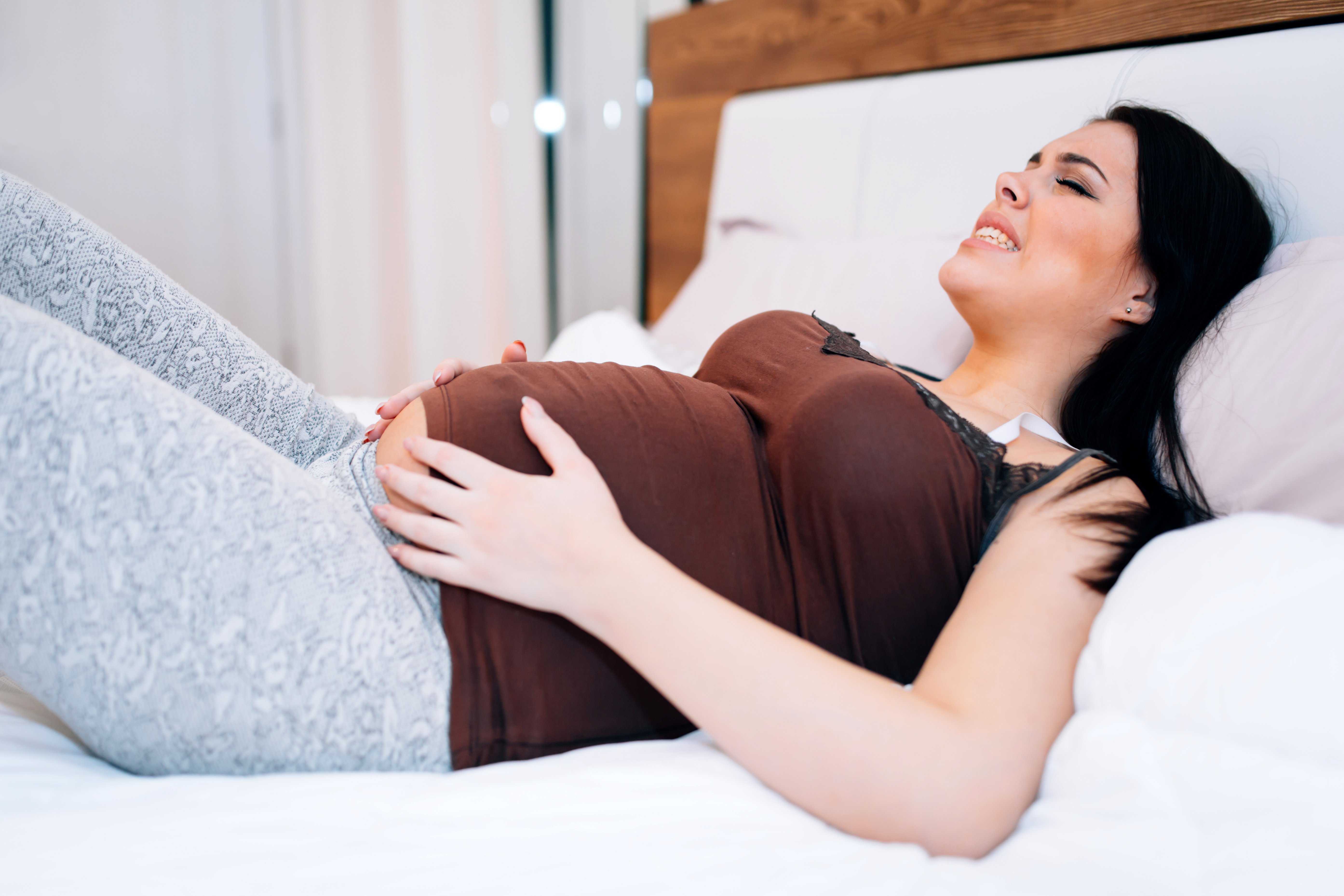 Схватки 18. Беременные женщины. У беременной колит в животе.