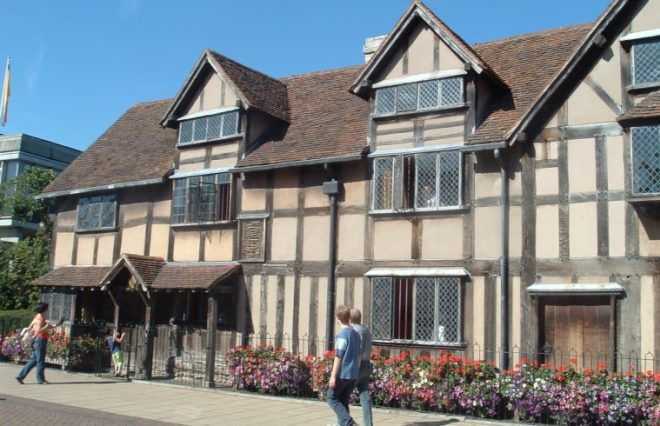 Английский город Стратфорд-на-Эйвоне – популярное туристическое место, а знаменит он прежде всего как место, где родился и жил Уильям Шекспир Здесь можно посетить его дом-музей, а также множество других интересных исторических достопримечательностей
