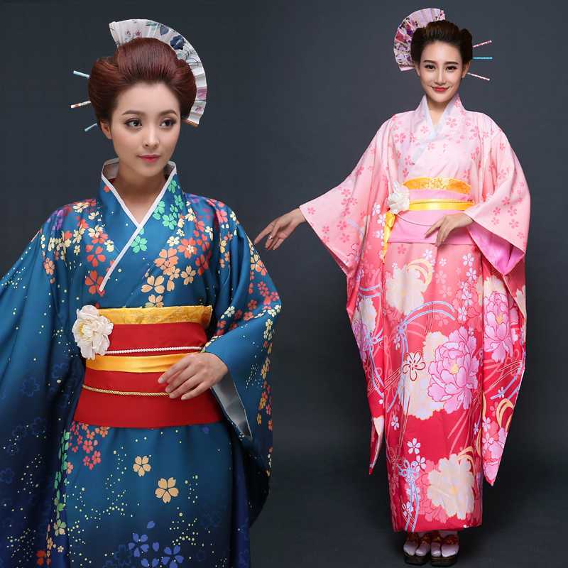 Японские девушки в национальной одежде