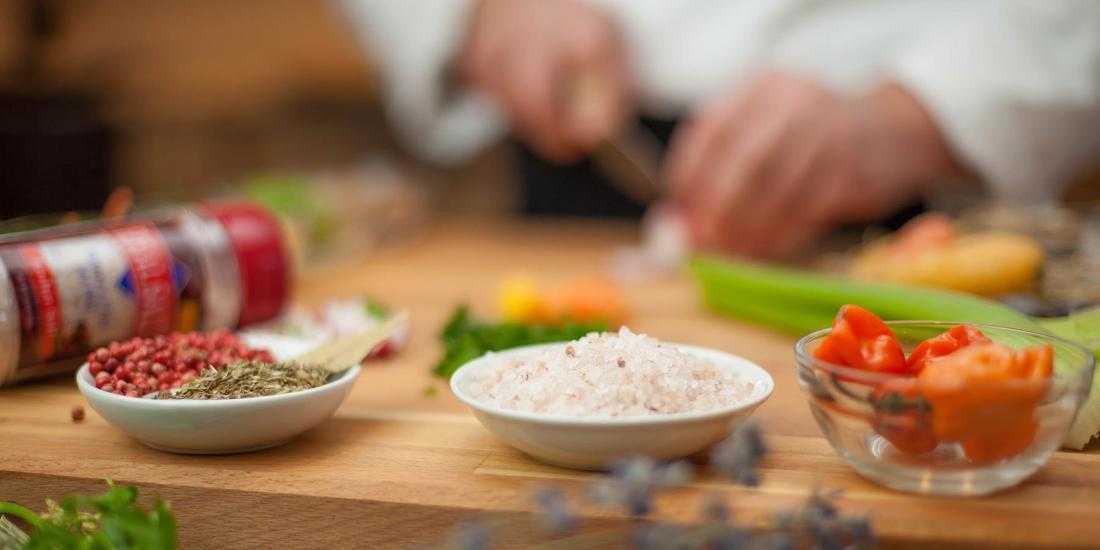 Как использовать соль при правильном питании / и чем ее заменить – статья из рубрики "еда и вес" на food.ru