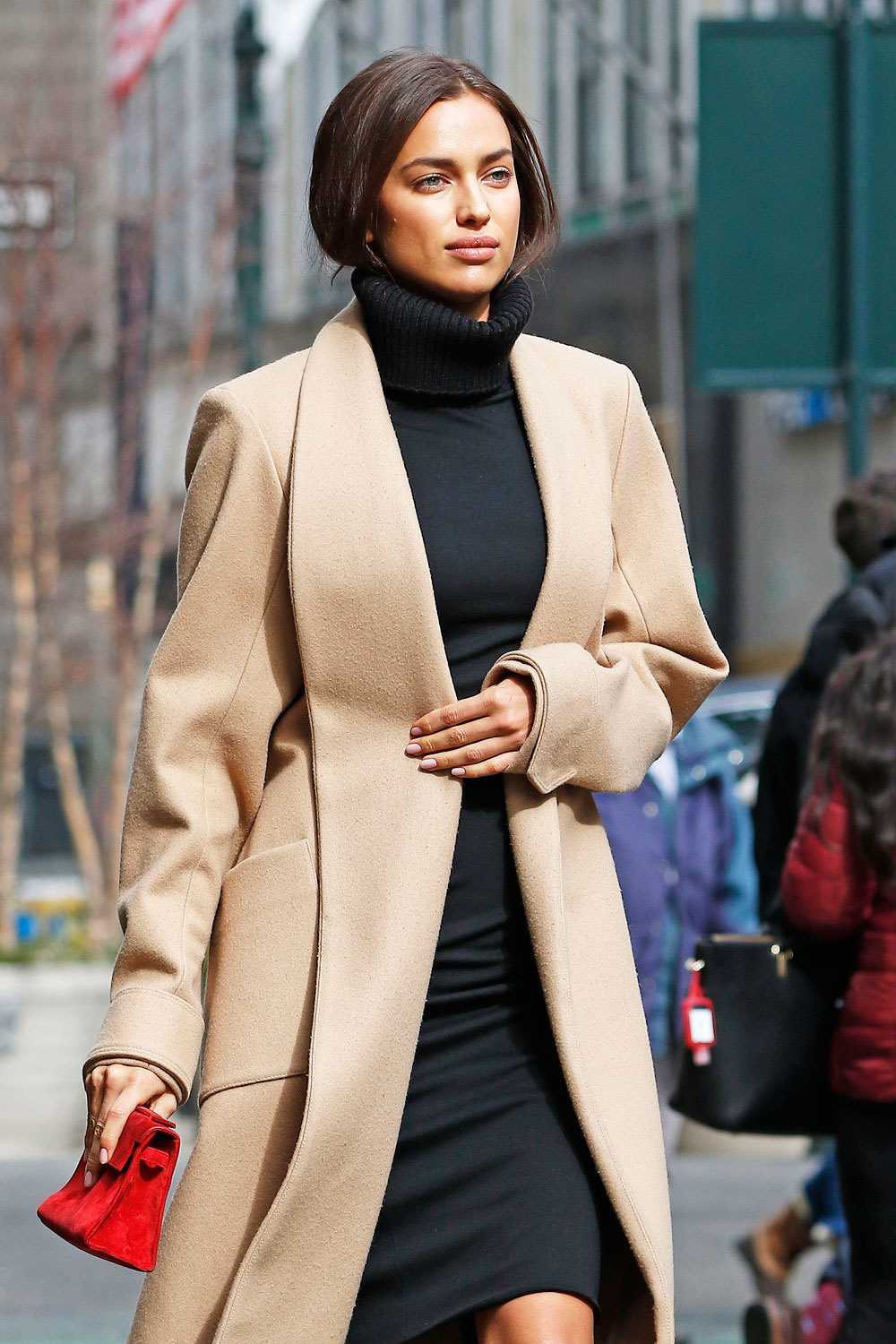 С чем носить женское пальто бежевого цвета: советы и фотопримеры