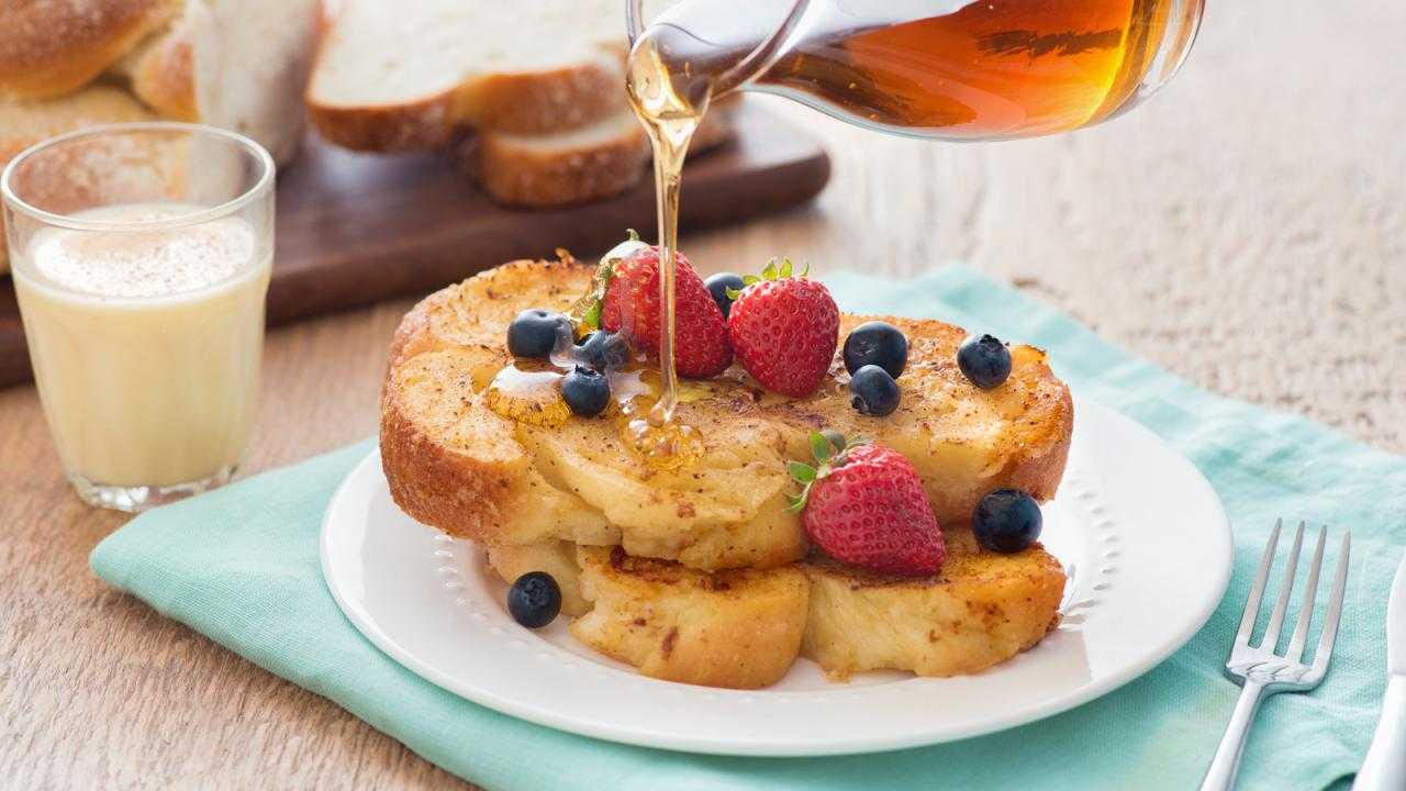 Французские тосты на завтрак со сладким яблочным сиропом