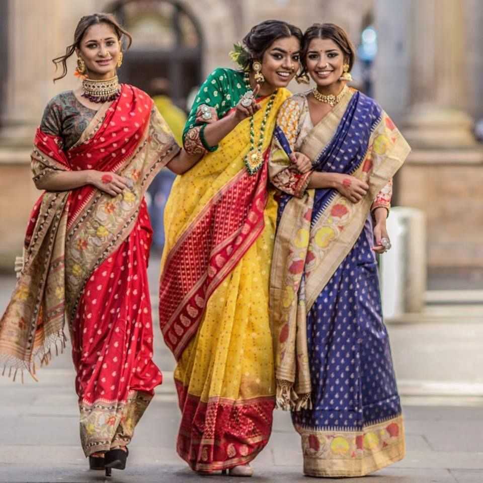 Одним из самых известных модных дизайнеров Индии, является Тарун Тахилиани, его платья сочетают элементы сари и модных тенденций нашего времени