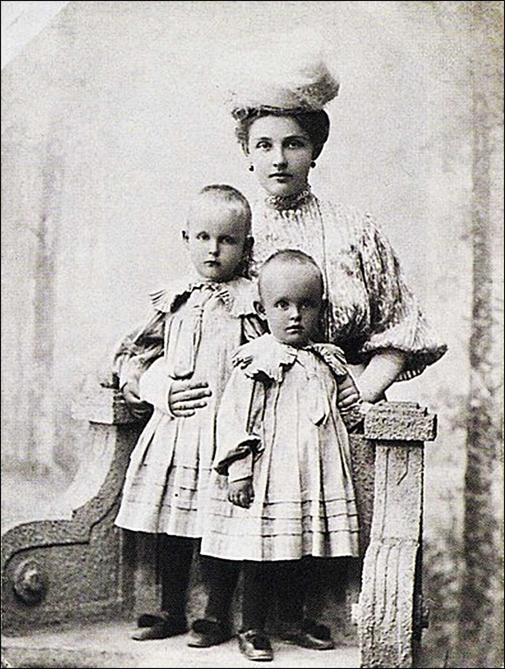 В XIX веке и ранее мальчиков одевали в разную одежду, в том числе в платья и даже в кружевные платья для мальчиков