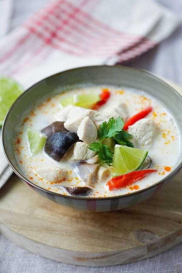 Рецепт острого тайского супа том ям с креветками, курицей, морепродуктами, грибами. оригинальный рецепт приготовления супа том ям на кокосовом молоке с фото