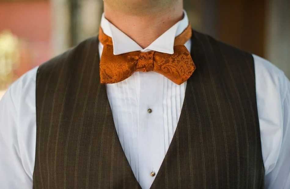 На свадьбу галстук или бабочку: что выбрать жениху в дополнение к костюму