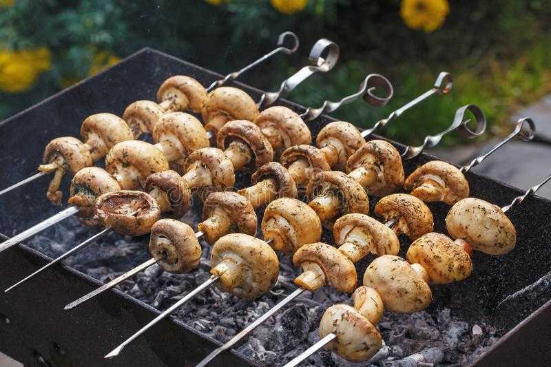 Ароматные шампиньоны на мангале — как вкусно приготовить грибной шашлык