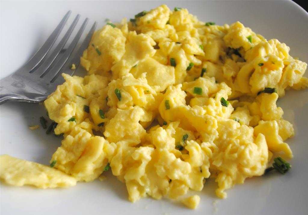Скрэмбл из яиц (яичница-болтунья). рецепт классический, что это такое, как готовить с помидорами, сыром, колбасой, беконом. фото