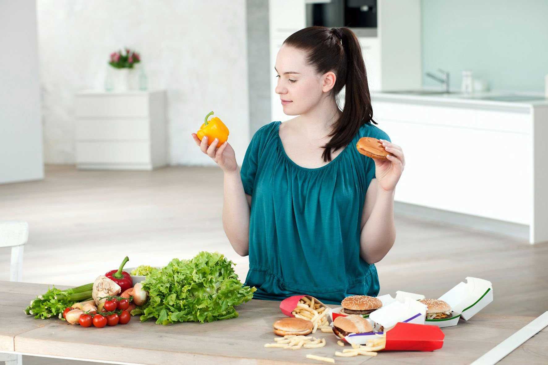 Похудеть интуитивно. Правильное питание девушка. Пищевые привычки. Женщина выбор еды. Еда на женщине.