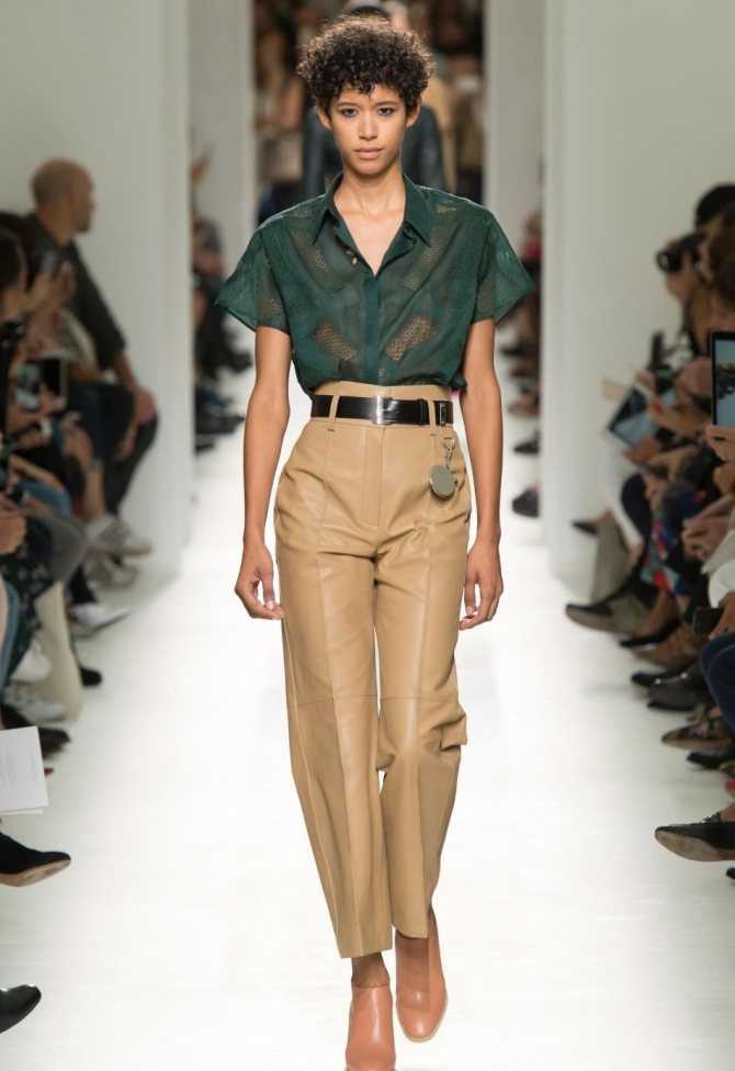 Какие фасоны и расцветки женских брюк будут модными в 2020 году