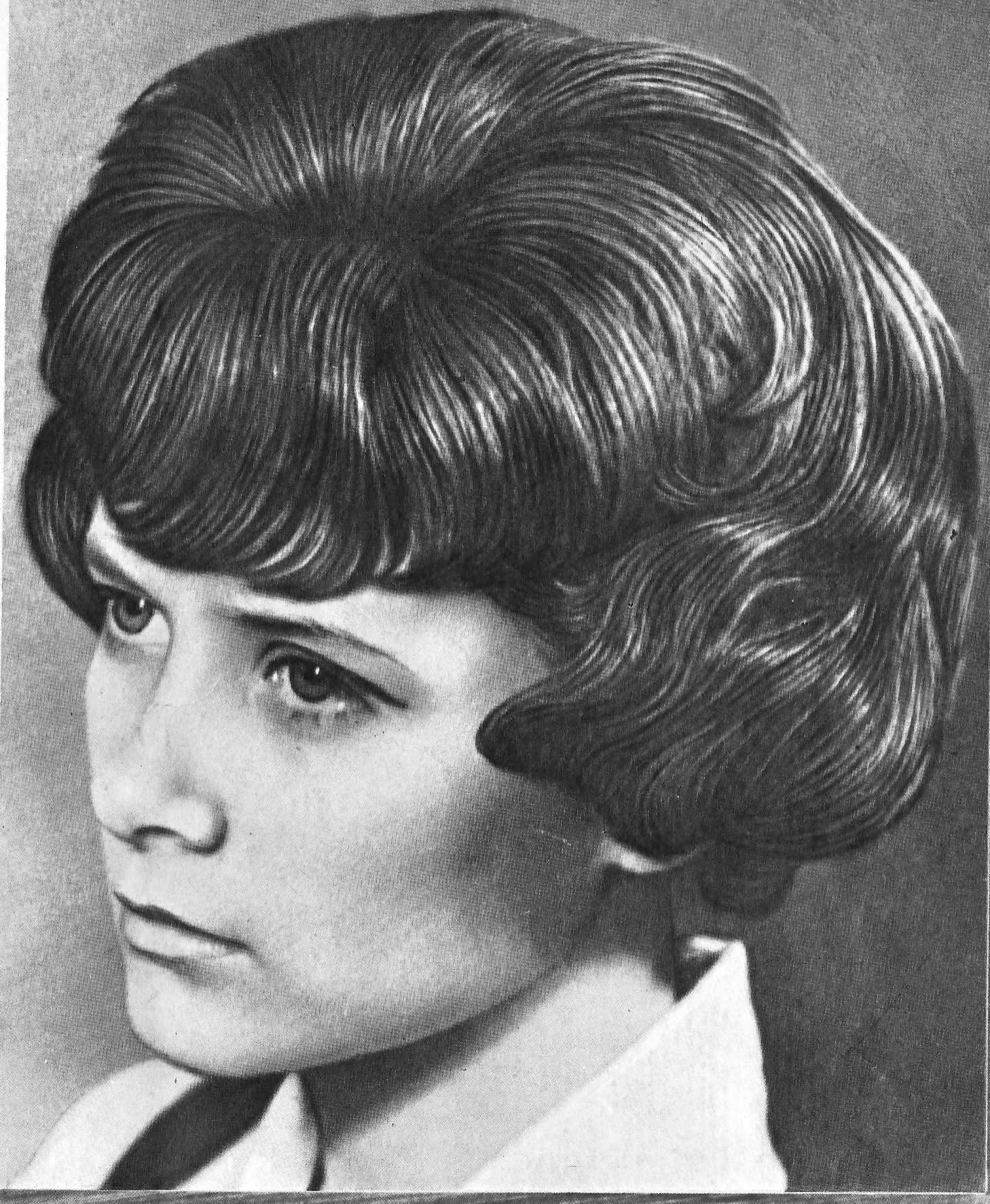 Прически 70-х годов: фото женских модных стрижек, одежды в стиле 1970, тенденции моды, что носили и как красились женщины, описание того времени, самые популярные укладки на длинные, средние и коротки