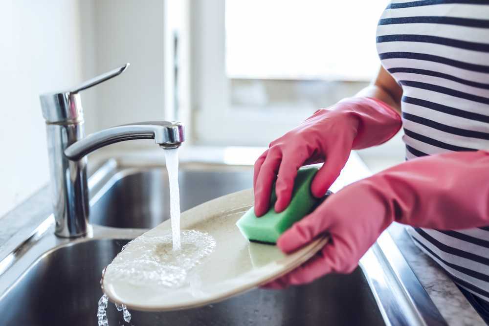 Как быстро помыть посуду руками: выбор средства и пошаговый алгоритм
