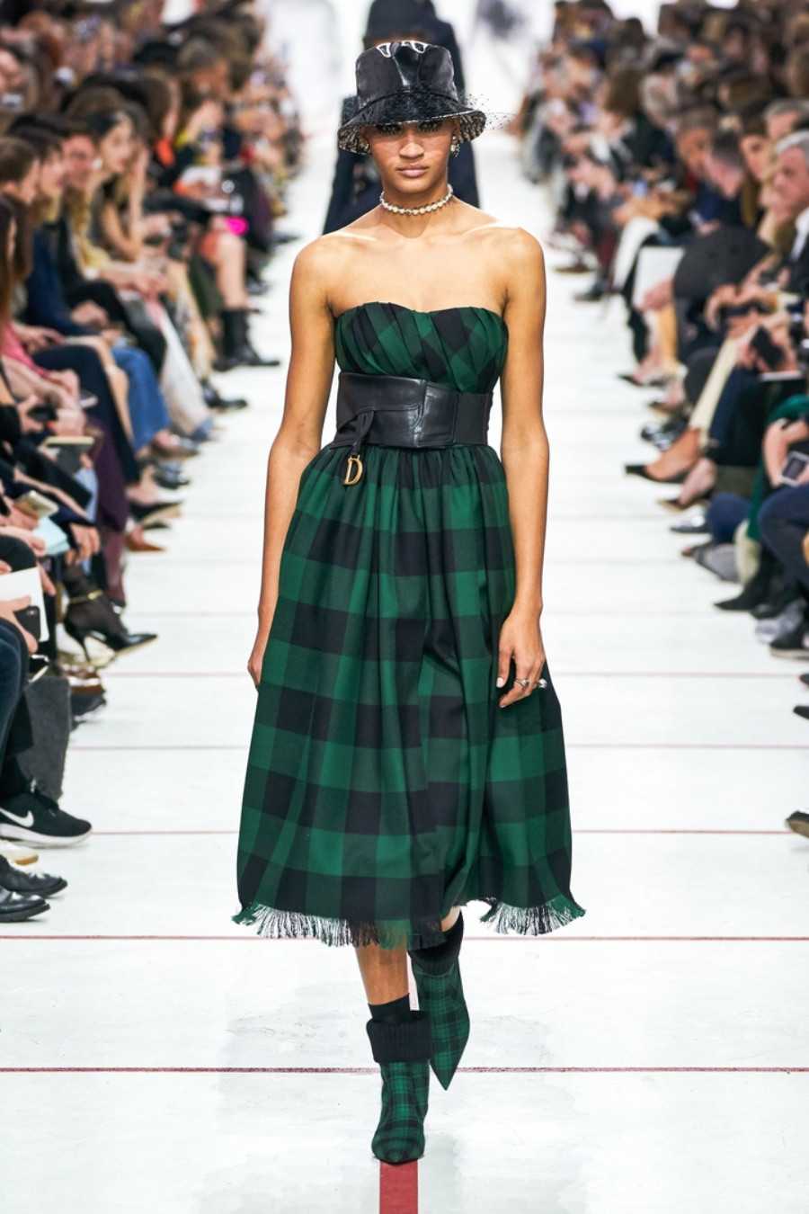 Джинсовые платья 2021-2022: женское, стильное, тенденции моды, новинки сезона, фото.