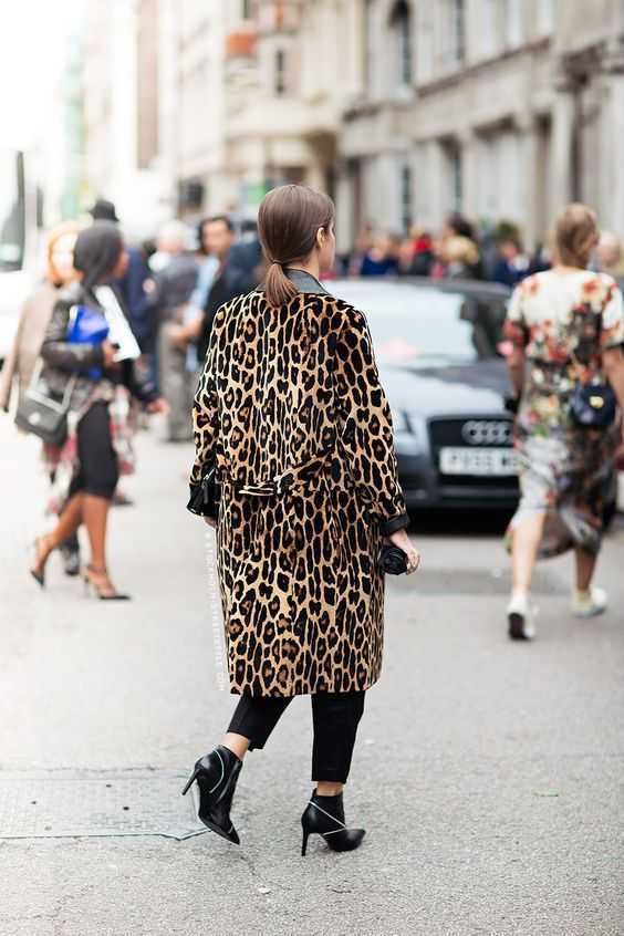 Леопардовый, тигровый принт в одежде 2022 модный тренд фото - модный журнал