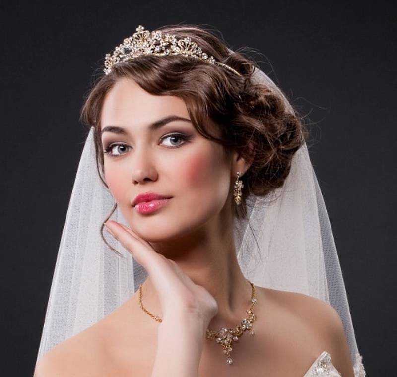 Свадебные прически с диадемой — топ 2021 года. какую диадему выбрать для прически невесты?
