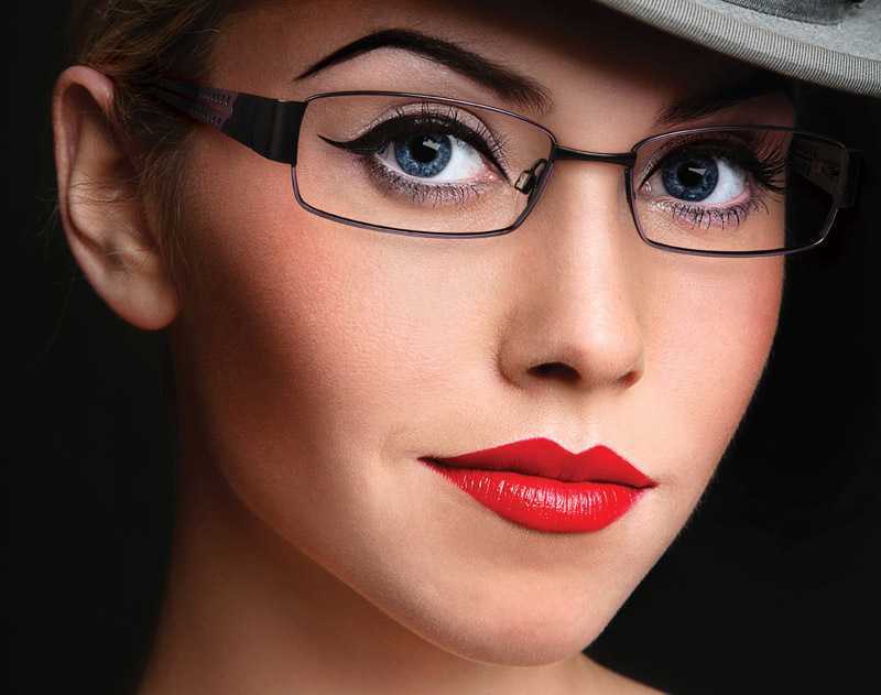 Сегодня очки в стильной оправе важная часть образов многих модных брендов, поэтому многие девушки покупают очки без диоптрий, чтобы максимально приблизиться