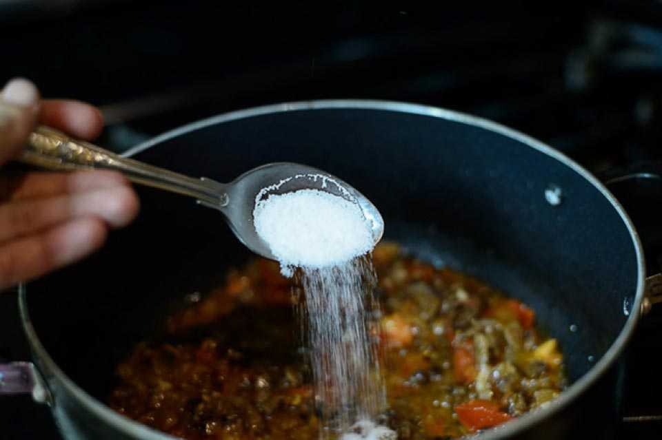 Все о соли: когда солить еду, что делать с пересоленной пищей, и как есть меньше соли :: инфониак