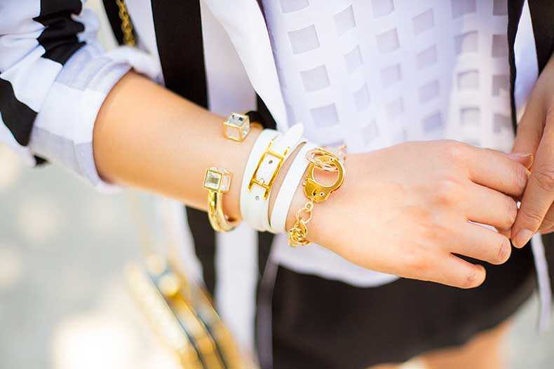 На какой руке носят браслет золотой женщины. Браслет на руку. Браслет женский. Браслет с часами женские. Часы с браслетами на руке женские.