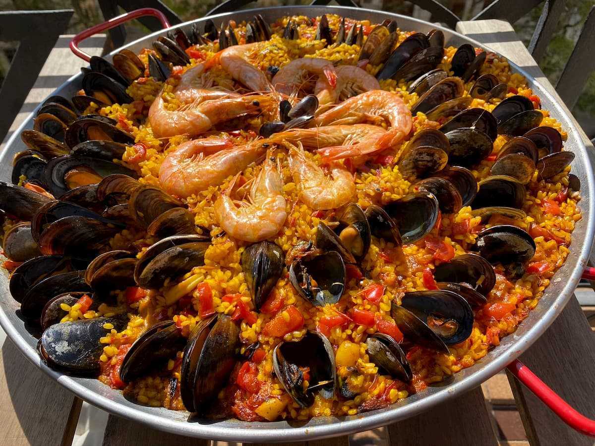 Паэлья с морепродуктами по классическому испанскому рецепту