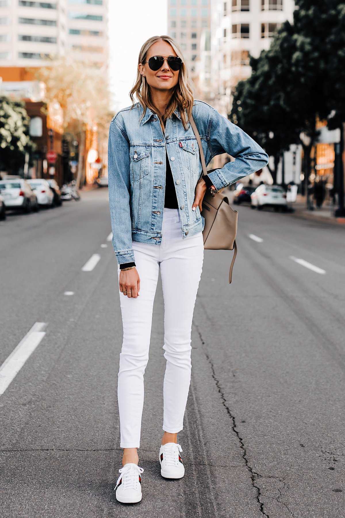 Женские голубые джинсы: какие выбрать с чем носить, 100+ фото