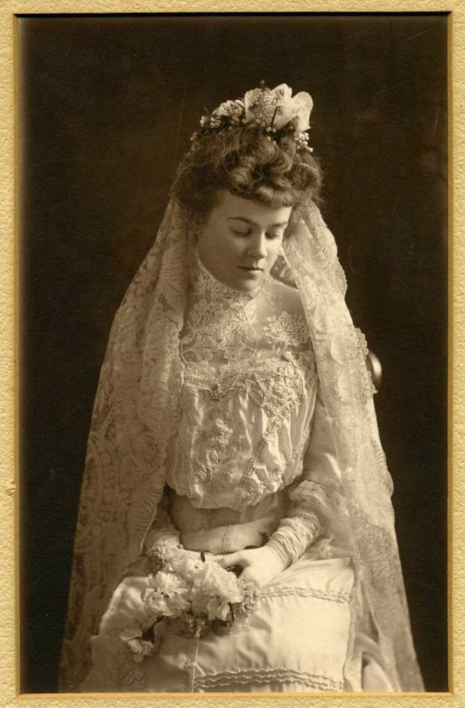 Большинство свадебных платьев XIX века отражает строгость Викторианской моды, невесты надевали платья с длинным рукавом, почти никто не решался на вырезы и декольте