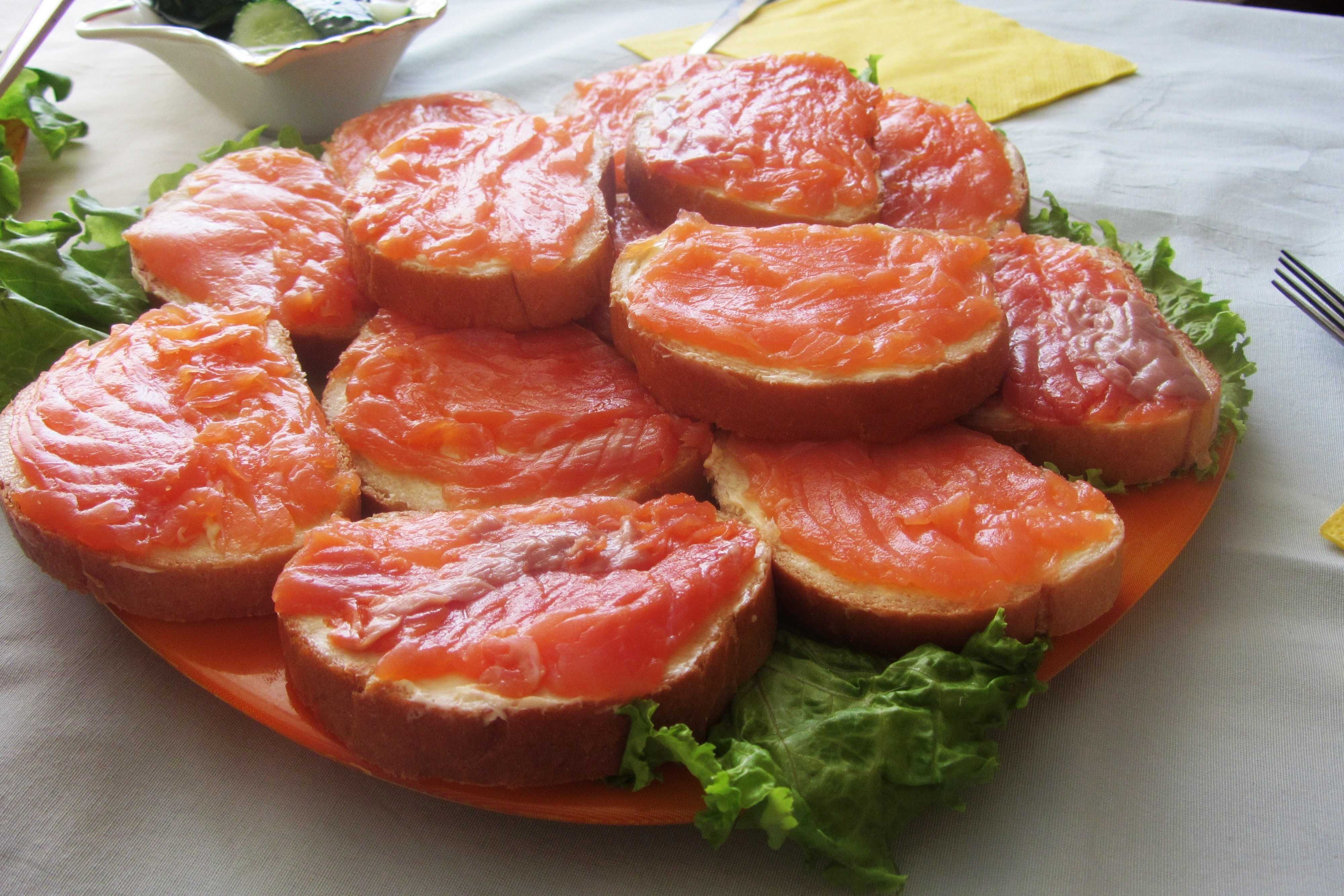 Бутерброды с красной рыбой: 11 вкусных и простых рецептов на праздничный стол