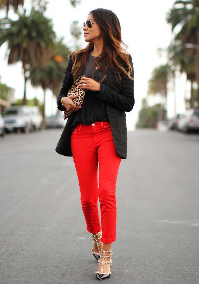 С чем носить красные брюки, интересные идеи от модных стилистов