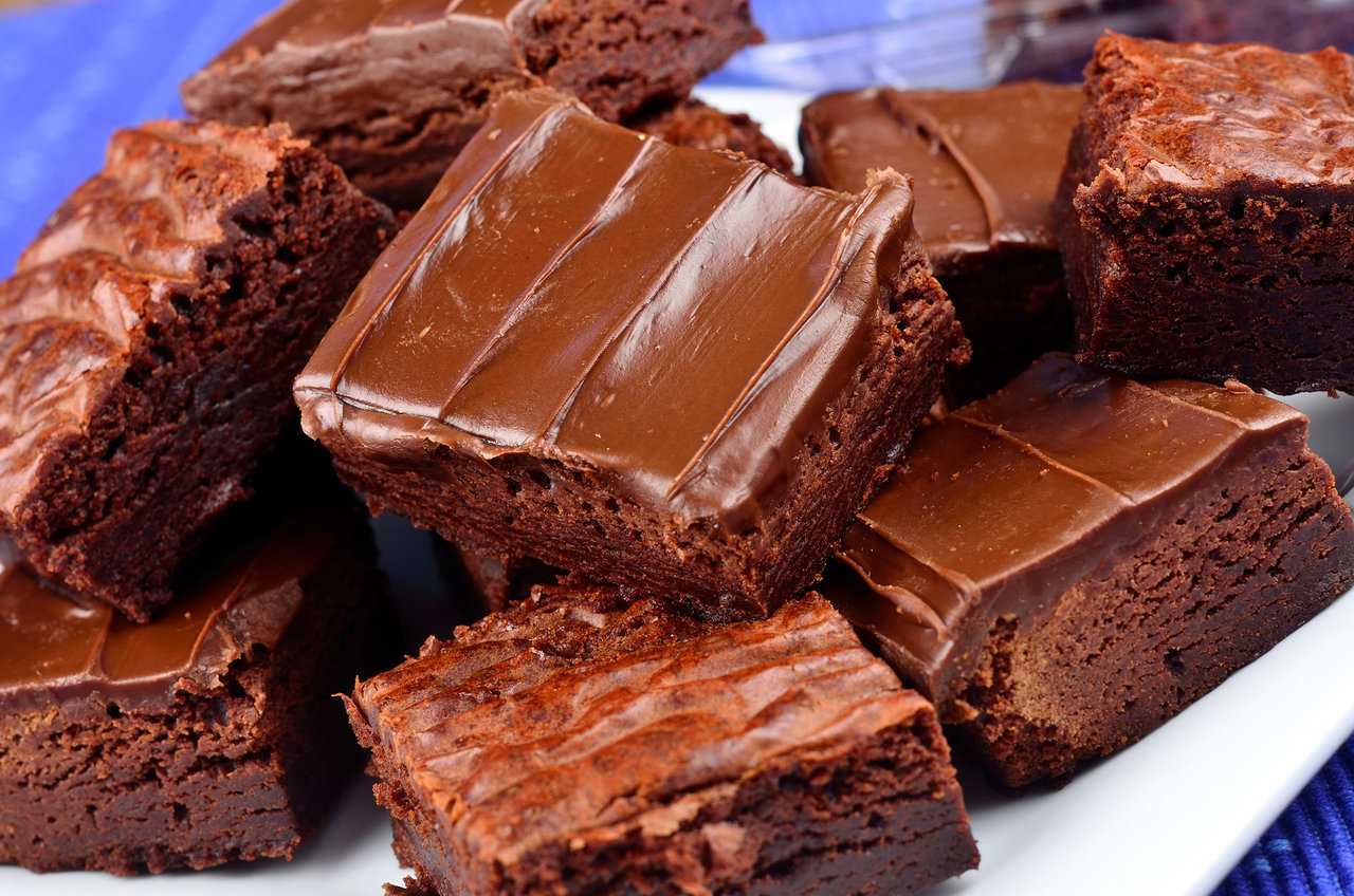 Классический брауни в домашних условиях. Шоколадный Брауни. Шоколадное пирожное Брауни. Американский десерт Брауни. Брауни с шоколадом.