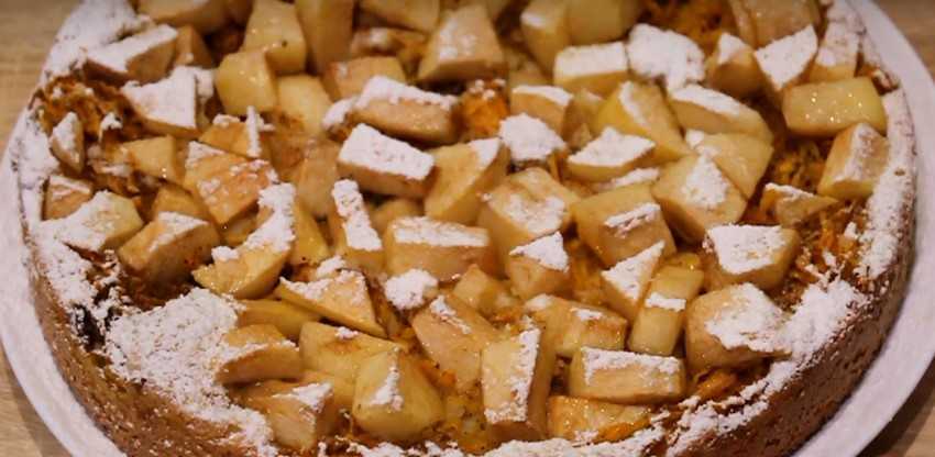Пирог с яблоками на кукурузной муке