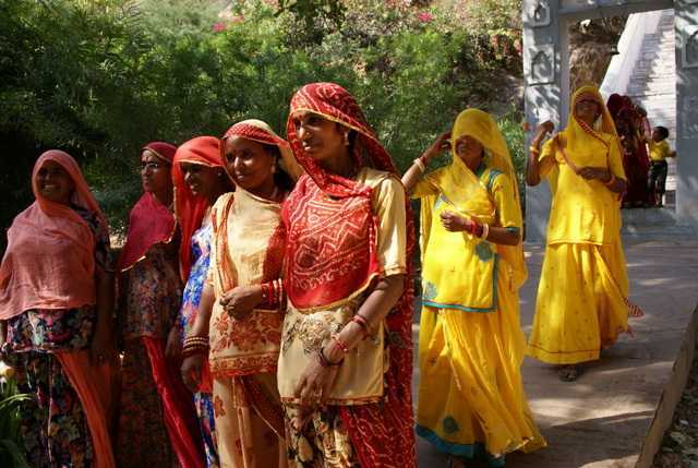 Особенности и значение традиционной индийской одежды для мужчин и женщин