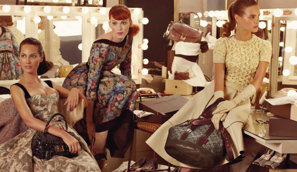 Сумки Louis Vuitton: символ роскоши и путешествий Новая коллекция бренда воплощает слияние разных эпох и модных стилей Девушка от Louis Vuitton уже не привлекает простой соблазнительностью, она обладает более возвышенными качествами