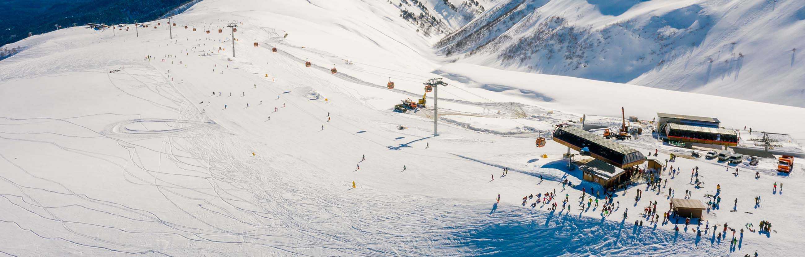 Ружомберок – популярный словацкий горнолыжный курорт Он радует отдыхающих отличным сервисом и уровнем развития инфраструктуры Невероятно красивая природа, снежные шапки гор, масса зимних развлечений ждут здесь иностранных туристов