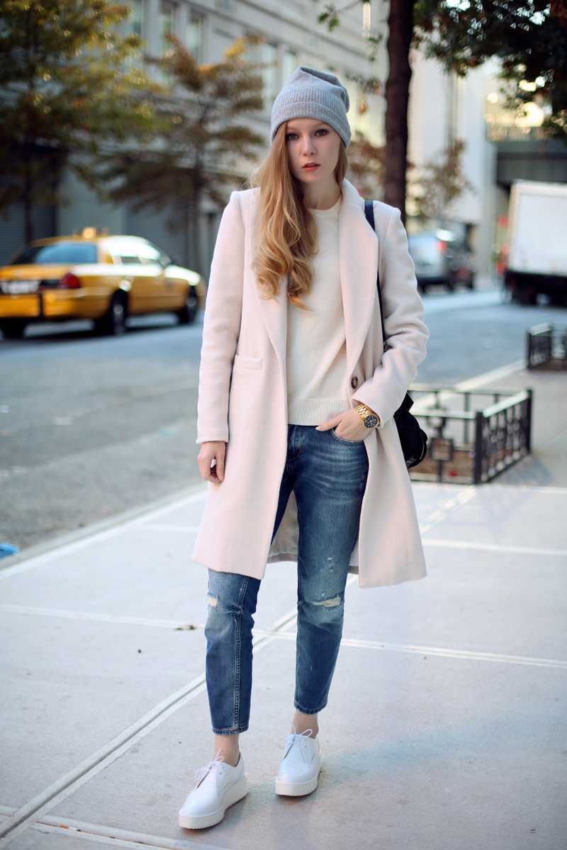Пальто с джинсами и ботинками