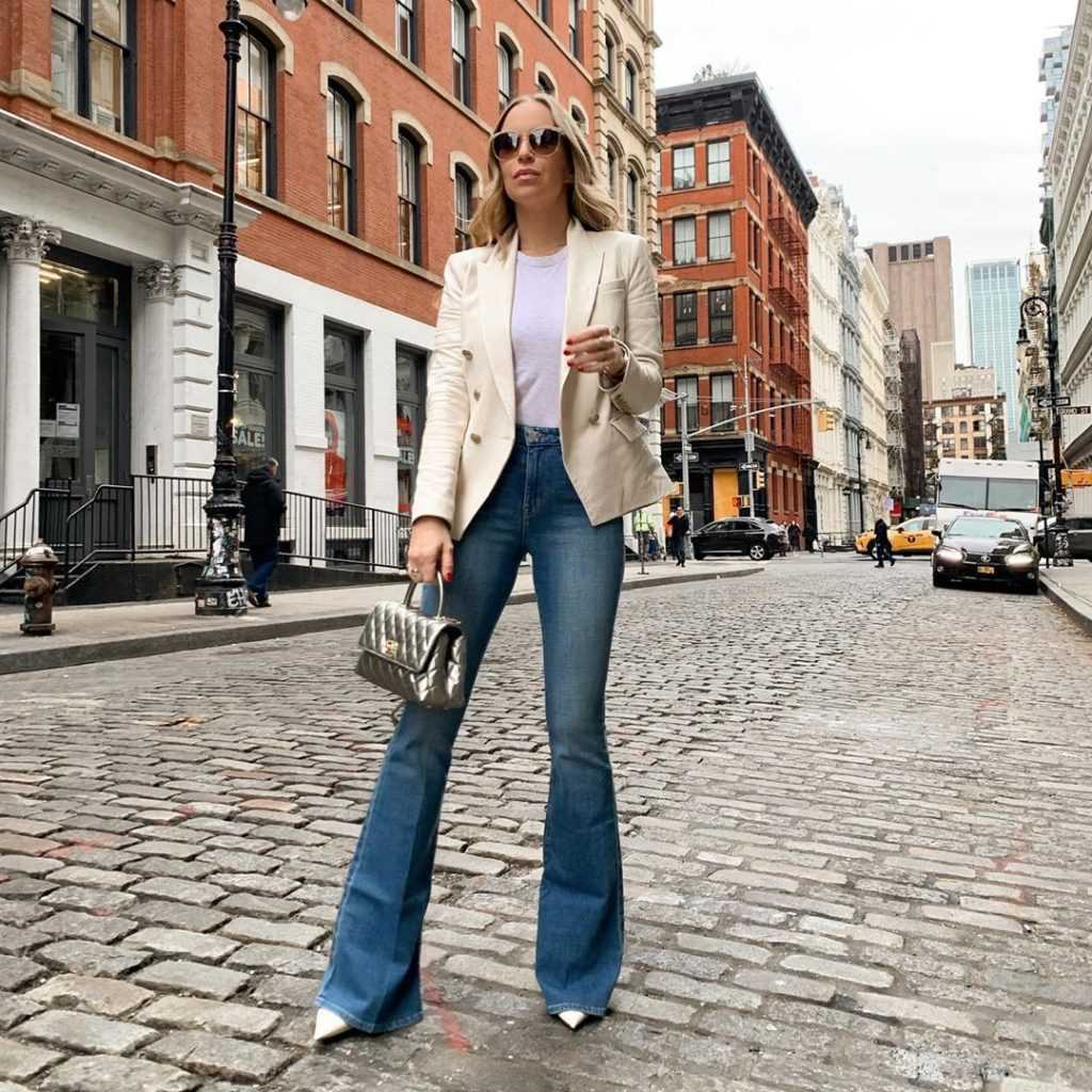 И в 21 веке джинсы клеш вновь стали актуальны Носят их теперь в основном только женщины и делают это в несколько иной манере, чем любители природной чистоты
