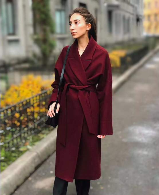 Классическое черное женское пальто — обязательный атрибут гардероба настоящей леди