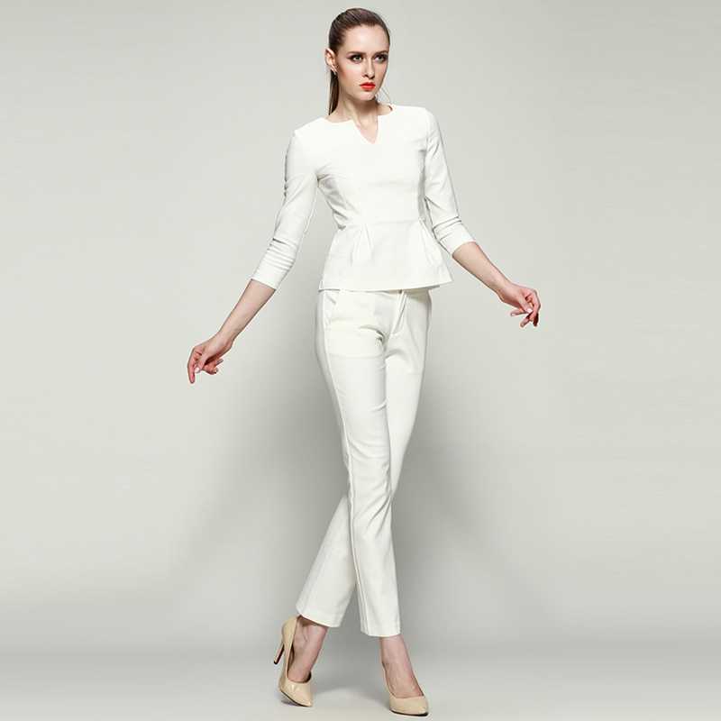 Белые брюки, так же как и черные, – это модная классика, которая всегда выглядит великолепно, элегантно и имеет большое преимущество
