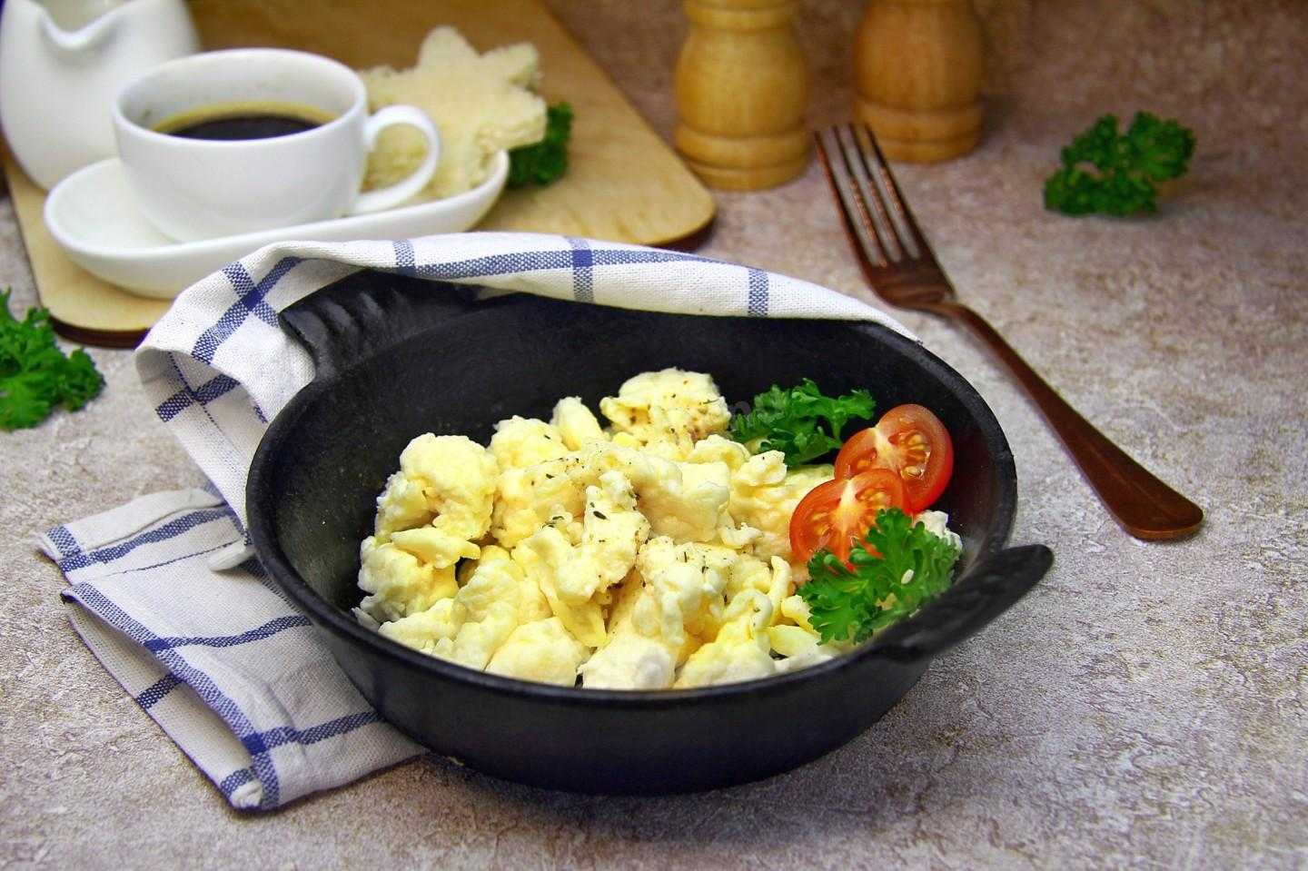 Скрэмбл — воздушный омлет из яиц, который готовится буквально за пару минут The Challenger рассказывает, как правильно приготовить белковое блюдо к завтраку или ланчу