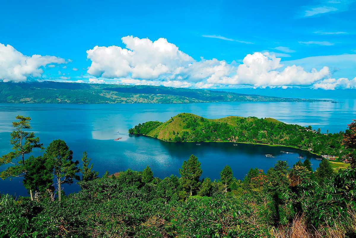 Суматра – один из пяти главных островов Индонезии Территориально он принадлежит Большим Зондским островам, располагаясь одновременно в обоих полушариях Это сказалось на его природе, и сегодня путешественники посещают остров Суматра, чтобы изучить все ее э