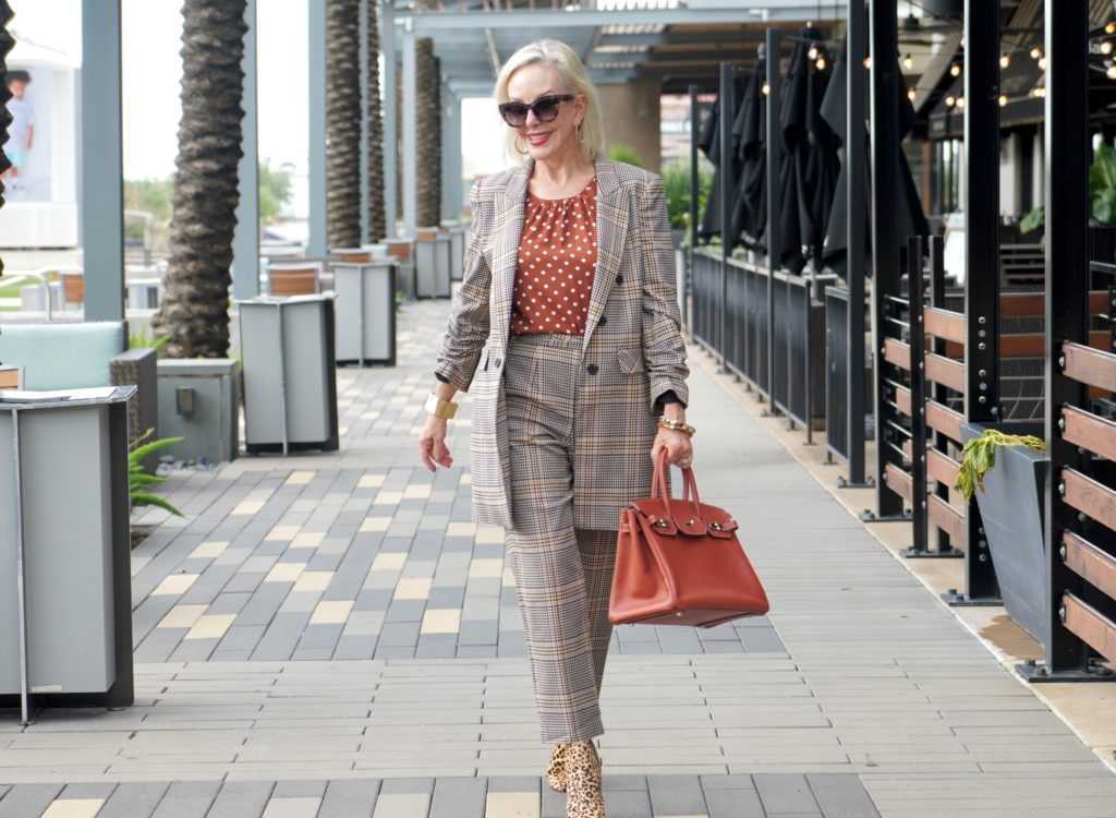 Как составить модный и стильный гардероб для женщины 50 лет и старше: 80 фото, советы стилистов, модные луки 2022 года