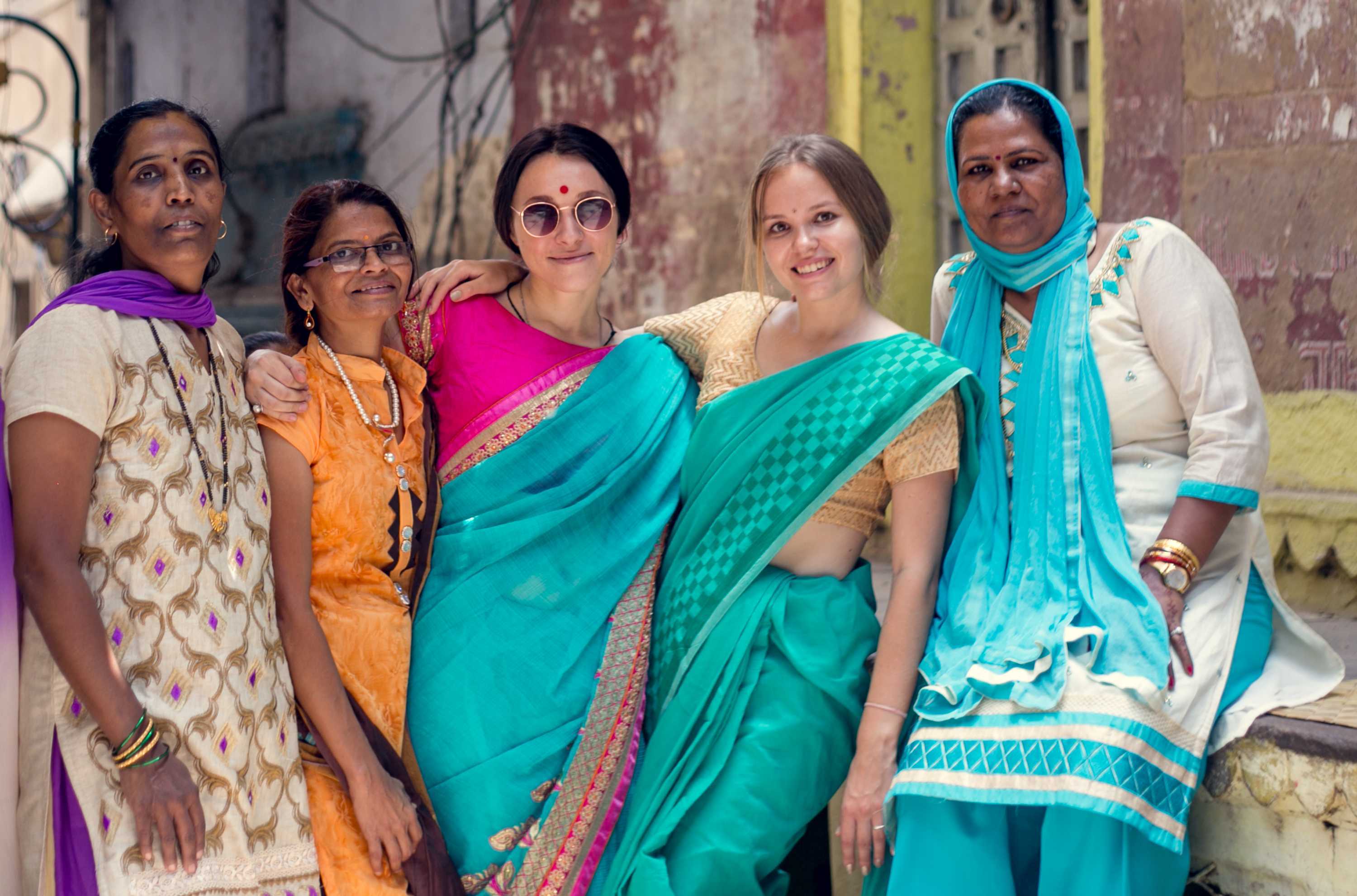 Сари - женственная одежда индийских женщин.