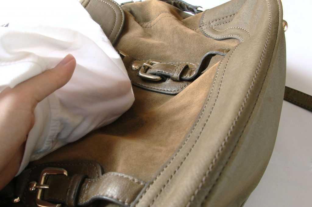 Как почистить кожаную сумку от загрязнений в домашних условиях: из натурального и искусственного материала разных цветов