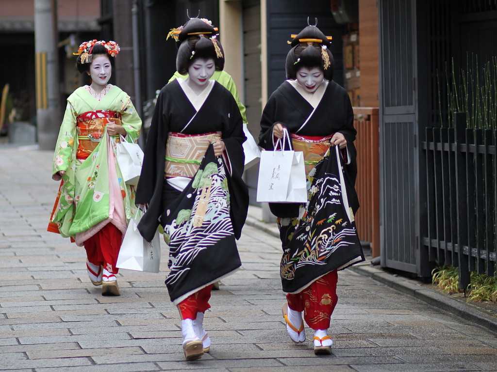 Японский стиль начал оказывать влияние на европейскую моду еще в начале XX века, с тех пор популярность японского стиля не исчезает полностью