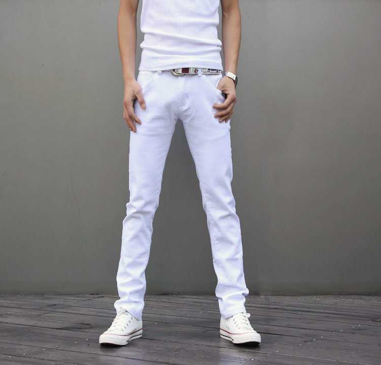 Мужчины в белых джинсах