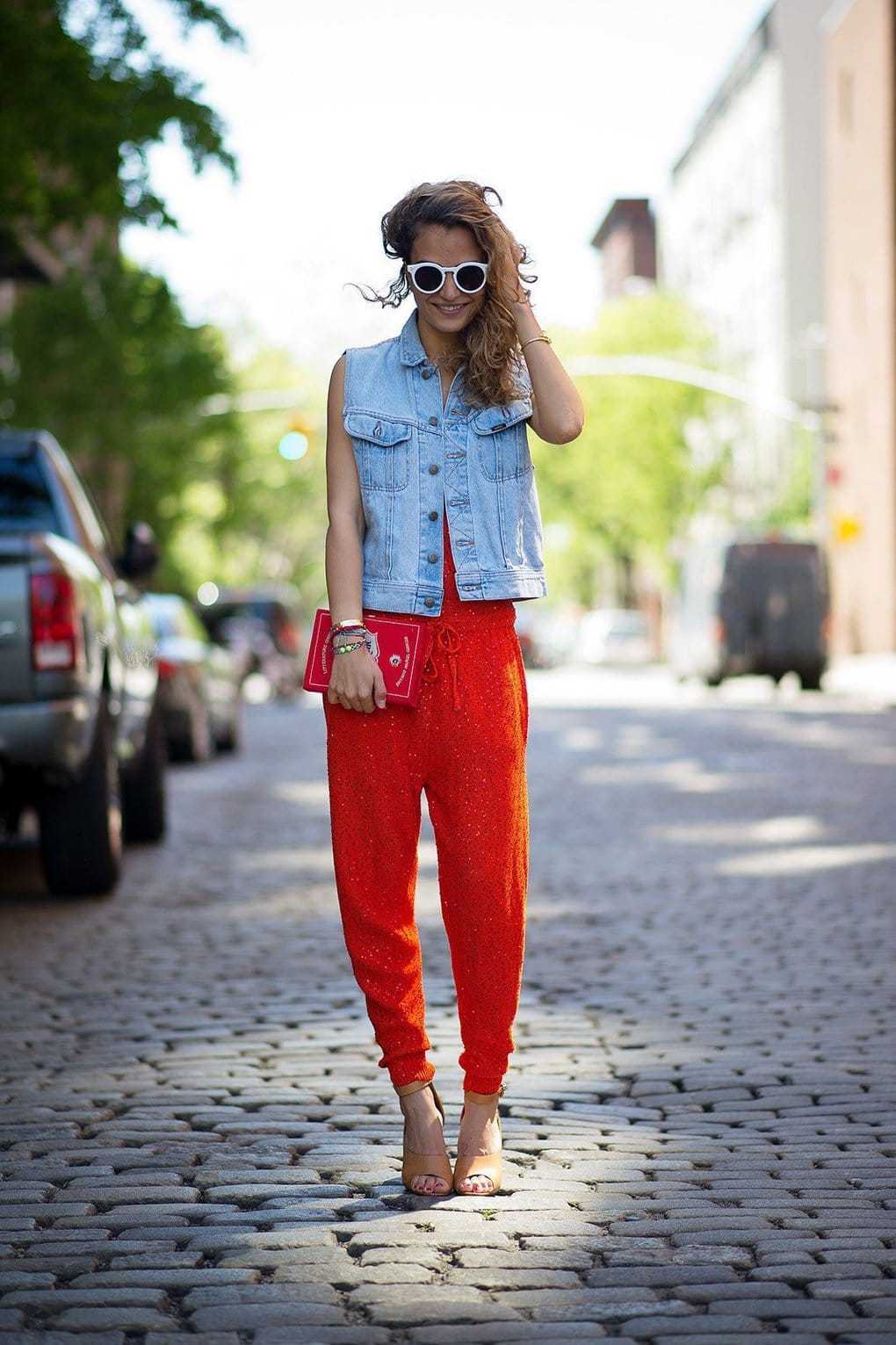 Красные брюки: с чем носить, подбираем подходящую модель (146 фото)