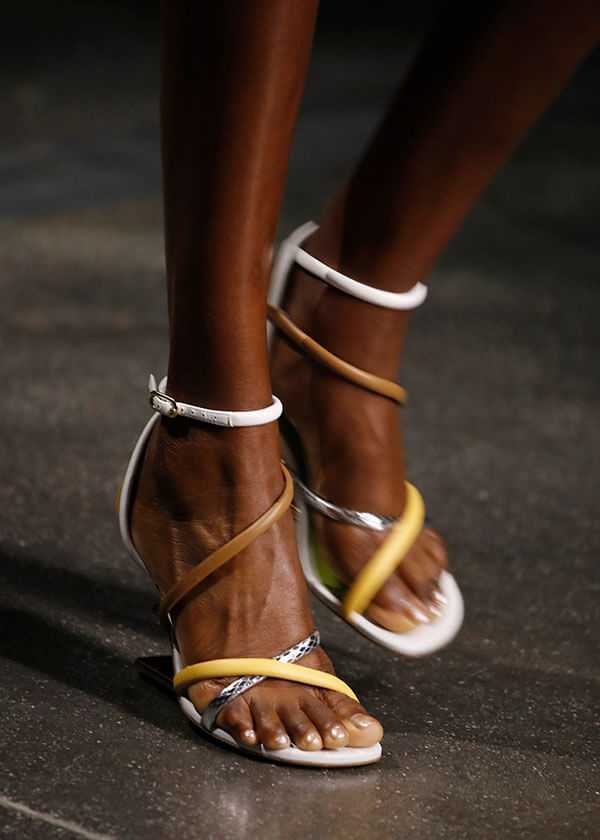 Модная женская обувь весна-лето 2022 | фото-обзор главных тенденций, стильные луки