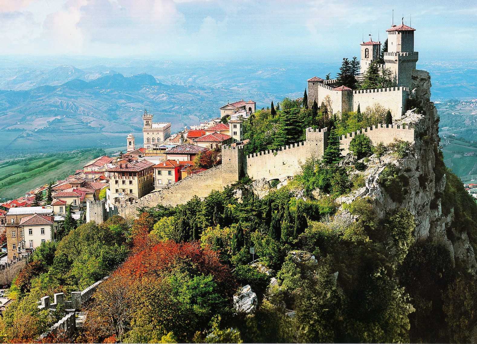В Южной Европе, на территории Италии расположено одно из самых маленьких государств мира - Республика Сан-Марино Несмотря на довольно скромные размеры площадь Сан-Марино составляет всего 61,2 квкм, страна знаменита своими достопримечательностями и красиве