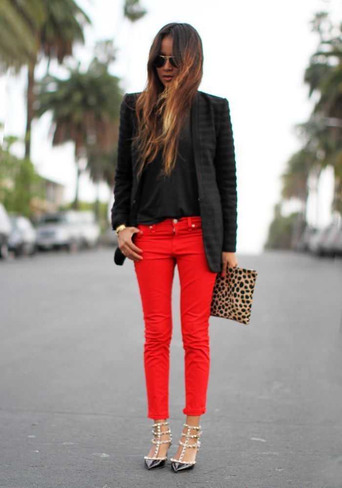 С чем носить красные брюки и джинсы летом, осенью, весной. фото